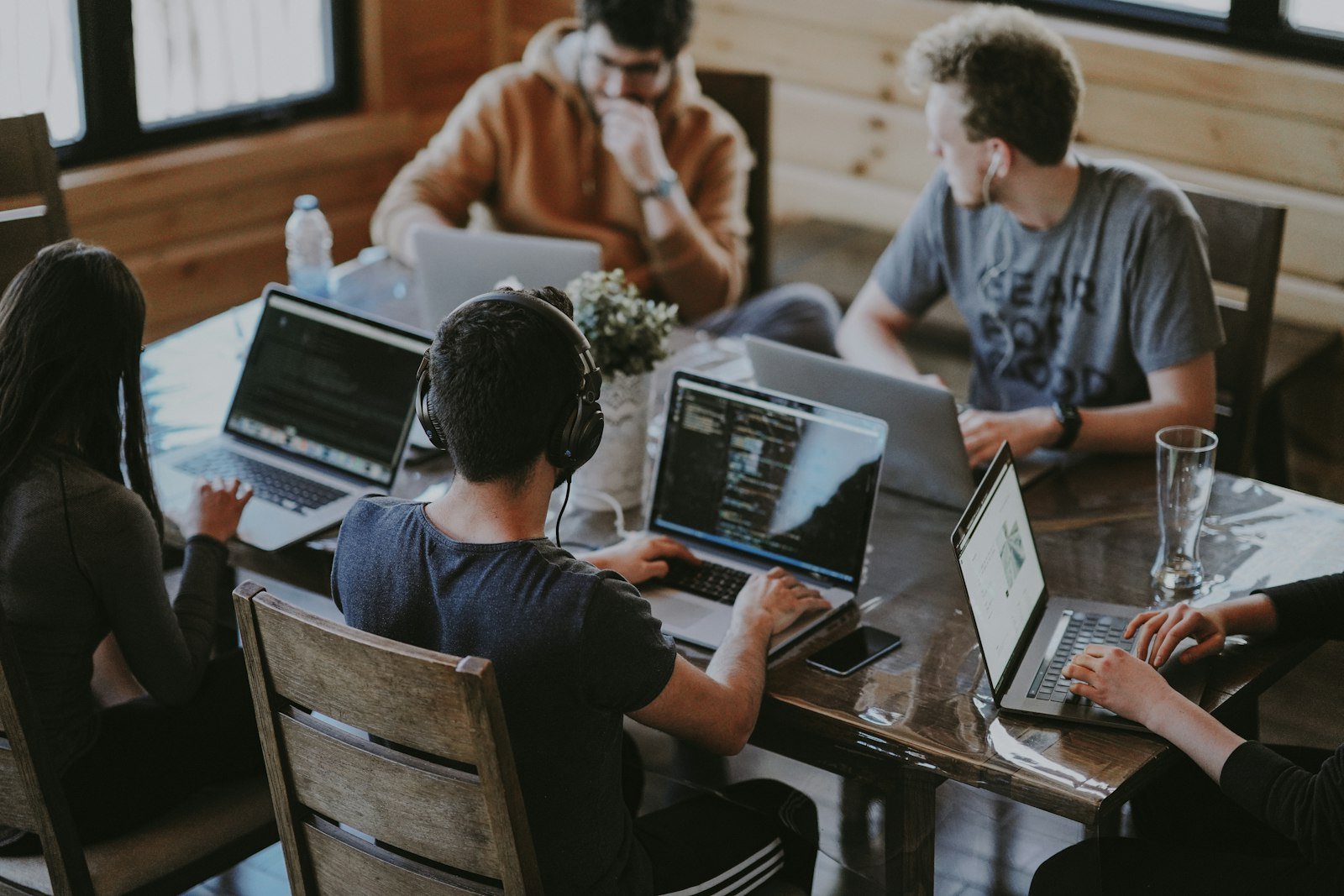 Equipo de trabajo colaborando en una sala de juntas