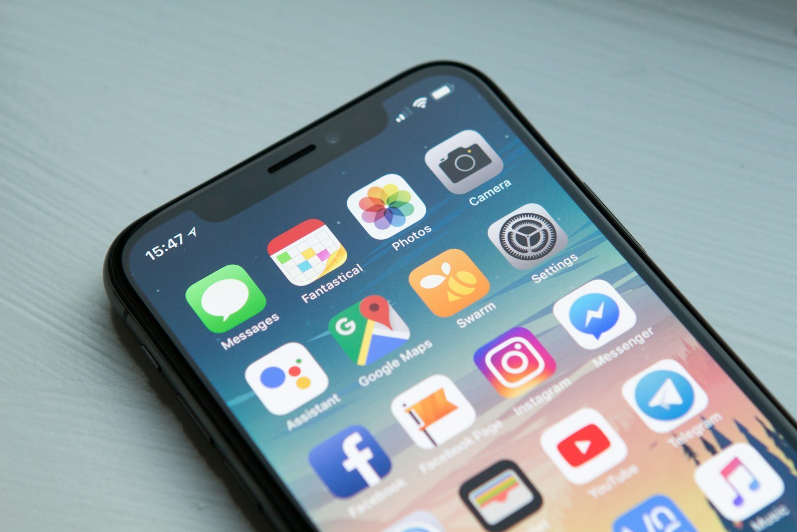 Persona sosteniendo un teléfono móvil